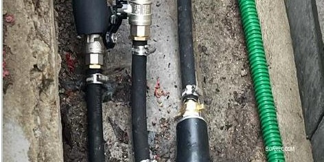 Hoses connected to the sealing ends of an oil-filled cable in an open jointing bay